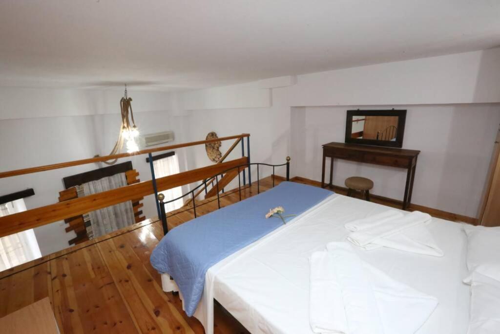 Lignum Apartment Ermoupoli Luaran gambar