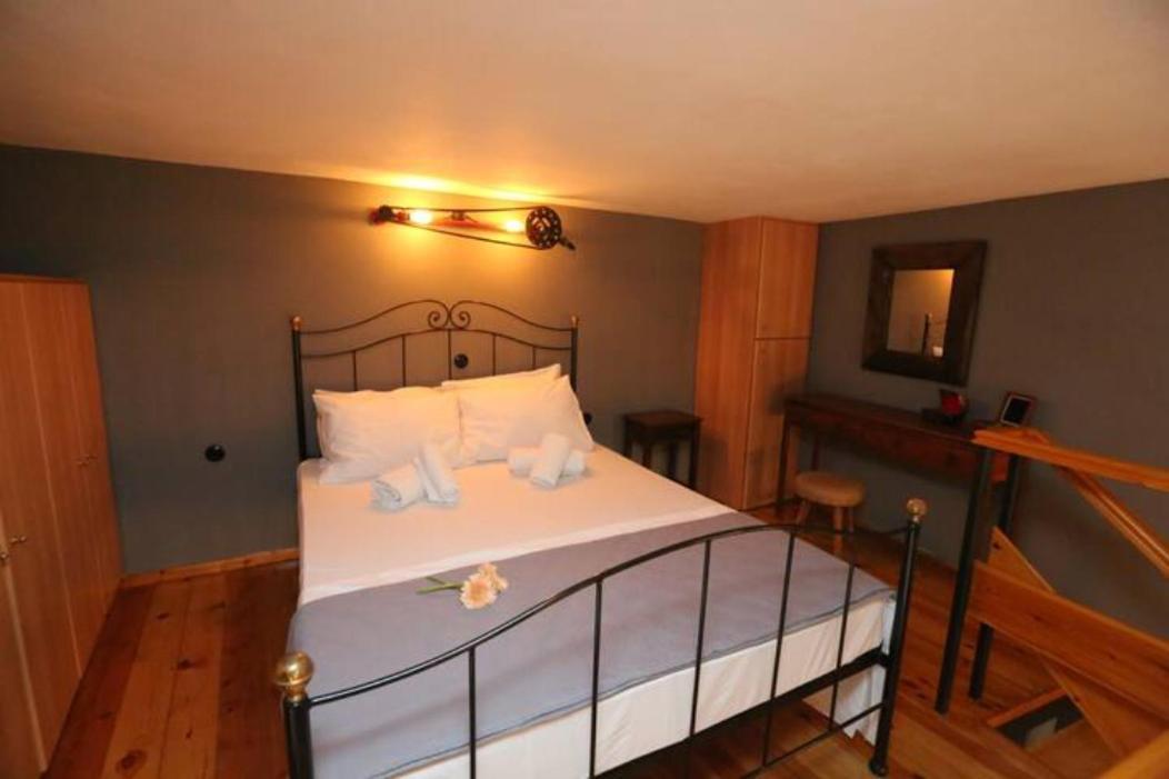 Lignum Apartment Ermoupoli Luaran gambar
